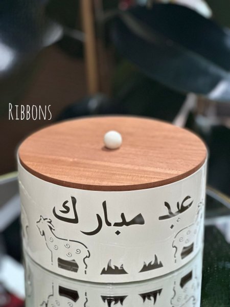 مضيفة عيد سعيد مع غطاي حجم صغير
